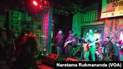 Penampilan Grup musik independen Efek Rumah Kaca di SXSW Music Festival 2018, di Kota Austin, Texas, 17 Maret 2018. (VOA/ Naratama Rukmananda)