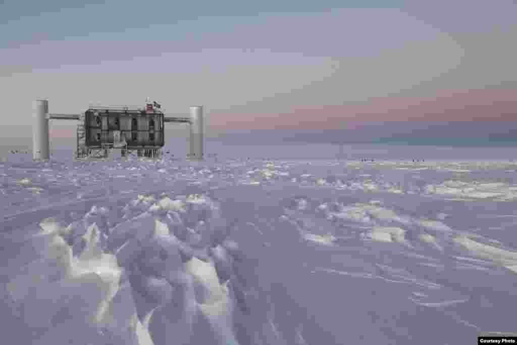Laboratorium IceCube di Stasiun Kutub Selatan Amundsen-Scott di Antartika merupakan detektor neutrino terbesar dunia. (Sven Lidstrom, IceCube/NSF)