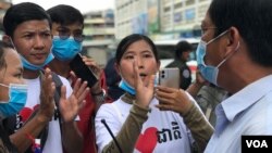 រូបឯកសារ៖ លោក ហ៊ុន វណ្ណៈ សមាជិក​យុវជន​ខ្មែរ​ថាវរៈ រាប់ពី​ឆ្វេងដៃ​ទៅ ឈរ​នៅ​កណ្តាល កំពុង​ជជែក​ជាមួយ​អាជ្ញាធរ​ផ្សារ​អូឡាំពិក ក្នុង​ទីក្រុង​ភ្នំពេញ​ នៅ​ថ្ងៃ​ទី​១២ ខែសីហា​ ឆ្នាំ​២០២០។ (ហ៊ុល រស្មី/វីអូអេ)​