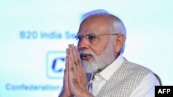 Waziri Mkuu wa India Narendra Modi akisalimiana wakati akiondoka baada ya kuhudhuria siku ya tatu ya Mkutano wa wakuu wa G20 wa siku tatu huko New Delhi Agosti 27, 2023. (Photo by Sajjad HUSSAIN / AFP)