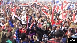 Pro-government crowds gather in Cairo's Tahrir Square, (Hamada Elrasam for VOA).