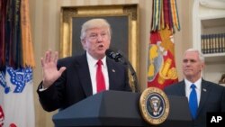 Predsednik Donald Tramp, u pratnji potpredsednika Majka Pensa, govori tokom ceremonije izdavanja uredbe koja se odnosi na trgovinu, u Beloj kući, 31. marta 2017. u Vašingtonu. (AP Photo/Andrew Harnik)