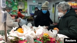 មនុស្សម្នា​ពាក់​ម៉ាស់​នៅ​នៅ​ពេល​ទិញ​ទំនិញ​នៅ​ផ្សារ​ទំនើប​ នៅ​ពេល​ដែល​មាន​ការ​វាយប្រហារ​ដោយ​មេរោគ​កូរ៉ូណា​ប្រភេទ​ថ្មី នៅ​ក្នុង​ក្រុង​ប៉េកាំង ប្រទេស​ចិន កាលពី​ថ្ងៃទី២៦ ខែមករា ឆ្នាំ២០២០។