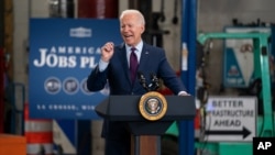 Presiden AS Joe Biden memaparkan belanja infrastruktur di La Crosse Municipal Transit Authority, Selasa, 29 Juni 2021, di La Crosse, Wisconsin.