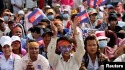 អ្នកគាំទ្រ​គណបក្ស​សង្គ្រោះ​ជាតិ ផ្តុំគ្នា​ហើយគ្រវី​ទង់ជាតិ​​ក្នុង​ពេល​ពួក​គេ​តវ៉ា​នៅ​ក្នុង​​សួន​ប្រជាធិបតេយ្យ នៅ​រាជធានី​ភ្នំពេញ។​