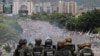 Garda Nasional Bolivia bersiaga di sebuah jalan raya, menghadapi para peserta unjuk rasa yang bergerak menuju Gedung Nasional di ibukota Caracas, 3 Mei 2017 (AP Photo/Fernando Llano).