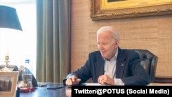 7月21日白宫宣布，拜登总统新冠病毒核酸检测呈阳性，所幸症状并不严重，而且在白宫的住处一边隔离，一边通过电话和Zoom与他的团队和助手保持联系，继续履行总统职责。-照片来源：美国总统推特账号 Twitter/@POTUS