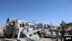 Pasukan keamanan Afghanistan menyelidiki situs tempat bom mobil Taliban meledak di dekat gedung dinas intelijen di Qalat di provinsi Zabul pada 19 September 2019. (Foto: AFP)