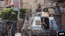 Sejumlah poisi berjaga di sebuah jalan di El Arish, ibu kota provinsi Sinai Utara, 5 Juni 2019. 