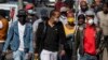 Les gens portant des masques pour se protéger contre le coronavirus dans le centre-ville de Johannesburg, Afrique du Sud, le 11 mai 2020.