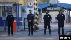 执法人员在边境检查站站岗。（2020年9月15日）