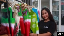 Terpidana mati kasus narkoba, Mary Jane Veloso, menunjukkan batik hasil karyanya di Lapas Perempuan Kelas IIB di Wonosari, Yogyakarta, 13 Desember 2024. (Foto: Devi Rahman/AFP)