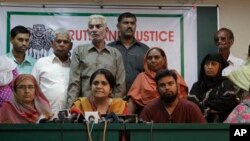 Teesta Setalvad (tengah) dalam konferensi pers tahun 2010 di Ahmadabad, India (Foto: dok). India telah membatasi aktivitas pendant dari Yayasan Ford Foundation, karena memberikan bantuan dana untuk yayasan LSM Sabrang yang didirikan Setalvad ini.