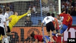 Carles Puyol (posisi merangkak di lapangan) setelah memasukkan gol kemenangan Spanyol melalui sundulan kepala.