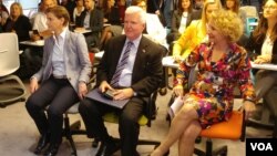 Premijerka Srbije Ana Brnabić i ambasador SAD u Srbiji Kajl Skot na otvaranju Festivala filantropije, u Unikredit banci u Beogradu, 24. oktobra 2018. (VOA)