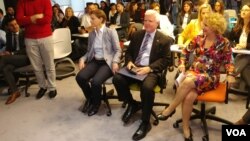 Arhiva - Premijerka Srbije Ana Brnabić i i ambasador SAD u Srbiji Kajl Skot na otvaranju Festivala filantropije, u Unikredit banci u Beogradu, 24. oktobra 2018. (VOA)