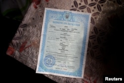 რუსული ოკუპაციის დროს, ხერსონში გაცემული უკრაინული დაბადების მოწმობა.