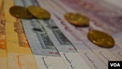 Jawi script is featured on Malaysian bank notes. (Photo: Zsombor Peter / VOA) 