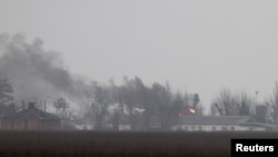 2022年2月24日，在俄罗斯总统普京下令对乌克兰东部发动军事行动后，马里乌波尔机场附件的一个军事设施冒着浓烟。