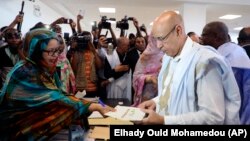 Mohamed Cheikh El-Ghazouani vote à Nouakchott en Mauritanie le 22 juin 2019.