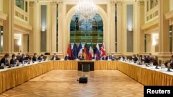 លោក Enrique Mora អ្នក​សម្របសម្រួល​របស់​សហភាព​អឺរ៉ុប និង​លោក Abbas Araghchi អនុ​រដ្ឋមន្រ្តី​ការបរទេស​អ៊ីរ៉ង់ រង់ចាំ​ការចាប់ផ្តើម​នៃ​កិច្ចប្រជុំ​គណៈកម្មការ​ចម្រុះ JCPOA នៅ​ទីក្រុង​វីយែន​នៃ​ប្រទេស​អូទ្រីស កាលពី​ថ្ងៃទី៦ ខែមេសា ឆ្នាំ២០២១។