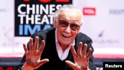 Salah satu pencipta Marvel Comics, Stan Lee, memperlihatkan tangannya setelah menempatkannya di cetakan semen dalam sebuah upacara di halaman latar teater TCL Chinese di Los Angeles, AS, 18 Juli 2017 (foto: REUTERS/Mario Anzuoni)