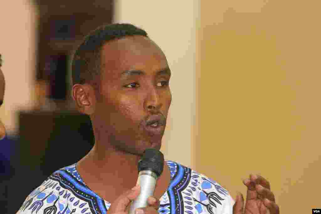 A Somali man asks President Hassan Sheikh Mohamoud a question during Saturday&#39;s town hall, in Mogadishu.