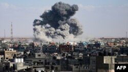 Кабинетот на израелскиот премиер Бенјамин Нетанјаху во понеделникот соопшти дека предлогот за прекин на огнот е „далеку од суштинските барања на Израел“, но оти Израел ќе испрати преговарачи во Каиро за да ги продолжат разговорите за прекин на огнот