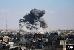 Asap mengepul setelah pemboman Israel di Rafah, di Jalur Gaza selatan, 6 Mei 2024, di tengah konflik yang sedang berlangsung antara Israel dan kelompok militan Palestina Hamas. (AFP)