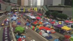 香港街头抗议学生拒绝三子撤退呼吁