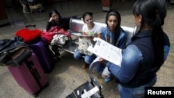 
Un agent de santé colombien donne aux voyageurs des informations sur la façon de prévenir la propagation du virus Zika. La séance se dérouler à la principale gare routière de Bogota , en Colombie, le 31 janvier 2016 .
