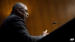 រូប​ឯកសារ៖ រដ្ឋមន្ត្រី​ការពារ​ជាតិ​អាមេរិក​លោក Lloyd Austin ផ្តល់​សក្ខីកម្ម​ ​ចំពោះ​មុខ​គណៈកម្មាធិការ​កិច្ចការ​ប្រាក់​បម្រុង​ទុក​នៃ​ព្រឹទ្ធសភា​សហរដ្ឋ​អាមេរិក កាល​ពី​ថ្ងៃ​ទី​១៧ ខែ​មិថុនា ឆ្នាំ​២០២១។