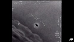 ARCHIVES - Sur cette image tirée d'une vidéo fournie par le Pentagoone et intitulée Gimbal, datant de 2015, on voit au centre un objet non identifié se déplaçant contre le vent.