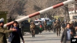 Petugas keamanan menginspeksi lokasi ledakan bom bunuh diri di pusat kota Kabul, Afghanistan, Sabtu, 27 Januari 2018.