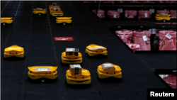 Robots sort parcels at the Hellenic Post's sorting centre in Kryoneri, Greece, October 4, 2021. Picture taken October 4, 2021. (REUTERS/Alkis Konstantinidis)