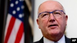Pete Hoekstra, Duta Besar AS untuk Belanda berbicara dalam konferensi pers di Den Haag (10/1). 