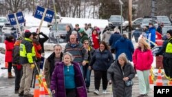 Warga AS datang untuk memilih di tempat pemungutan suara di Pinkerton Academy di kota Derry, New Hampshire, hari Selasa 23 Januari 2024.