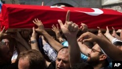 អ្នកកាន់ទុក្ខនៅឯបុណ្យសពមួយនាំគ្នាដឹកក្តាមឈូសរបស់មនុស្សម្នាក់ដែលត្រូវបានគេសម្លាប់នៅថ្ងៃសុក្រនៅពេលកំពុងមានបាតុកម្មប្រឆាំងរដ្ឋប្រហារ។