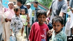 Anak-anak etnis Rohingya yang terdampar di Aceh menunggu evakuasi ke tempat penampungan sementara di Seunuddon, Aceh (10/5). (AP/S. Yulinnas)