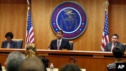 លោក Ajit Pai ប្រធាន​គណៈកម្មការ​សហព័ន្ធ​ខាង​គមនាគមន៍ FCC ប្រកាស​លទ្ធផល​នៃ​ការ​បោះ​ឆ្នោត​ដោយ​សម្រេច​កែប្រែបទប្បញ្ញត្តិ​«អព្យាក្រិតភាព​​នៃ​បណ្តាញ​អ៊ីនធឺណិត» នៅ​រដ្ឋធានីវ៉ស៊ីនតោន កាល​ពី​ថ្ងៃទី​១៤ ខែ​ធ្នូ។