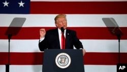 도널드 트럼프 대통령이 30일 미주리주 스프링필드에서 세제개편 계획을 설명하고 있다.