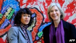 (FILE) This file photo taken on October 21, 2015 shows French researcher in Microbiology, Genetics and Biochemistry Emmanuelle Charpentier (L) and US professor of Chemistry and of Molecular and Cell Biology, Jennifer Doudna. (Photo by Miguel RIOPA / AFP)