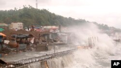 រលកបោកមកលើបណ្តុំផ្ទះមួយនៅក្រុង Catbalogan ខេត្ត Western Samar ប្រទេសហ្វីលីពីន កាលពីថ្ងៃទី១៤ ខែឧសភា ឆ្នាំ២០២០។ 