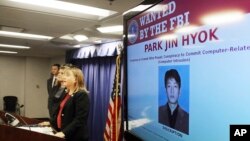 미국 법무부 트레이시 윌키슨 검사가 6일 로스앤젤레스에서 기자회견을 열고 북한 국적자 박진혁을 과거 소니 영화사 등에 대한 사이버 공격 혐의로 기소한 사실을 공개했다.