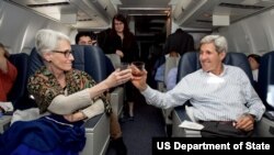 ابراز شادمانی جان کری و وندی شرمن در هواپیمای در حال بازگشت به ایالات متحده پس از پایان موفقیت آمیز مذاکرات ۱۹ روزه اتمی برجام در وین. آرشیو