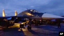 Pesawat jet tempur Rusia yang diparkir di pangkalan udara Hemeimeem di Suriah (15/3) bersiap kembali ke Rusia. 