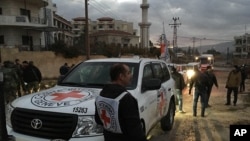 រូប​ភាព​ផ្តល់​ដោយ​​អង្គការ​កាកបាទ​ក្រហម​អន្តរជាតិ​ បង្ហាញ​បុគ្គលិក​អ.ស.ប. និង​អង្គការ​អឌ្ឍចន្ទក្រហមអារ៉ាប់ស៊ីរី ជាមួយ​ក្បួន​រថយន្ត​ជំនួយ​ដែល​ដឹក​ម្ហូប​អាហារ ថ្នាំ​ពេទ្យ​ ភួយ​ និង​សម្ភារៈ​ផ្សេងៗ ទៅ​ក្នុង​ទីក្រុង Madaya ​នៅ​ថ្ងៃ​ទី​១១​ ខែ​មករា​ ឆ្នាំ​២០១៦។​