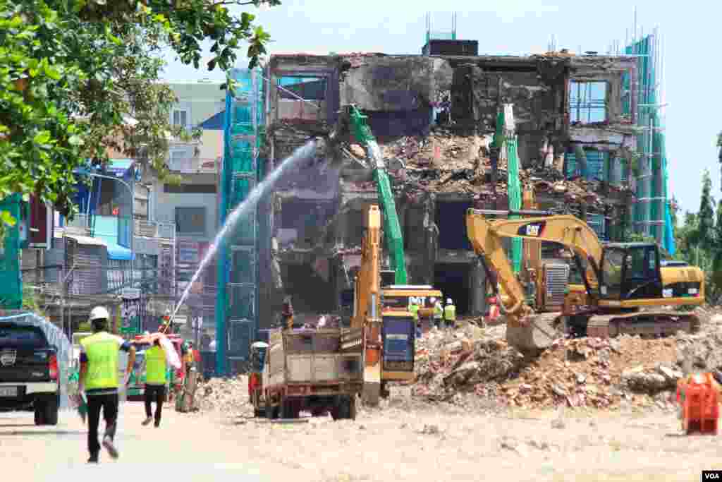 សកម្មភាព​នៃ​ការ​វាយកម្ទេច​អគារប៊ូឌីញ​ ឬ​ "អគារ ស​" ដែល​ជិត​ដល់ទី​បញ្ចប់ ​ក្នុង​រាជធានី​ភ្នំពេញ​ នាថ្ងៃទី​២៤​ ខែសីហា​ ឆ្នាំ២០១៧។ ​អគារ​ប៊ូឌីញ​ កសាង​ឡើង​ក្នុង​អំឡុង​ឆ្នាំ១៩៦០​ ហើយ​អគារ​នេះ​ចាប់ផ្តើម​វាយកម្ទេច​នា​ខែ​ កក្កដា​ ឆ្នាំ​២០១៧។ (ហ៊ាន សុជាតា/VOA)