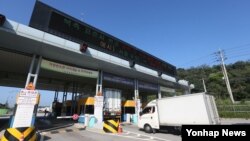 지난해 8월 경기도 파주시 경의선 남북출입사무소에서 개성공단 차량이 출경하고 있다. (자료사진)