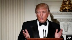 ប្រធានាធិបតី​សហរដ្ឋអាមេរិក​លោក Donald Trump ថ្លែង​នៅ​ក្នុងពិធី​ជប់លៀង​នា​ល្ងាច​មួយ​ក្នុងកិច្ច​ប្រជុំ​ប្រចាំ​ឆ្នាំ​របស់​សមាគម​អភិបាល​ជាតិ​ក្នុង​រដូវ​រងា​កាល​ពី​ថ្ងៃទី​២៦ កុម្ភៈ ២០១៧។